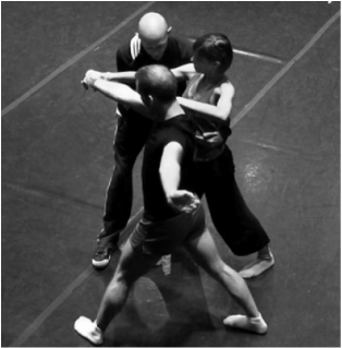 Picture 2a. Wayne McGregor showing the troupe a phrase 